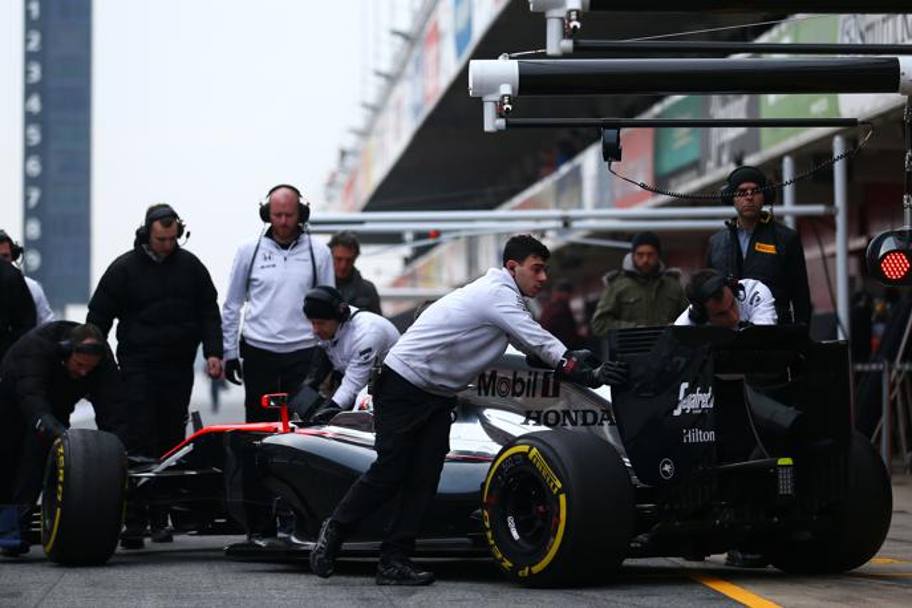 Un guasto alla McLaren, pare per un calo di potenza, ha portato a una seconda interruzione della sessione. Qui la monoposto viene parcheggiata nel box. Getty Images